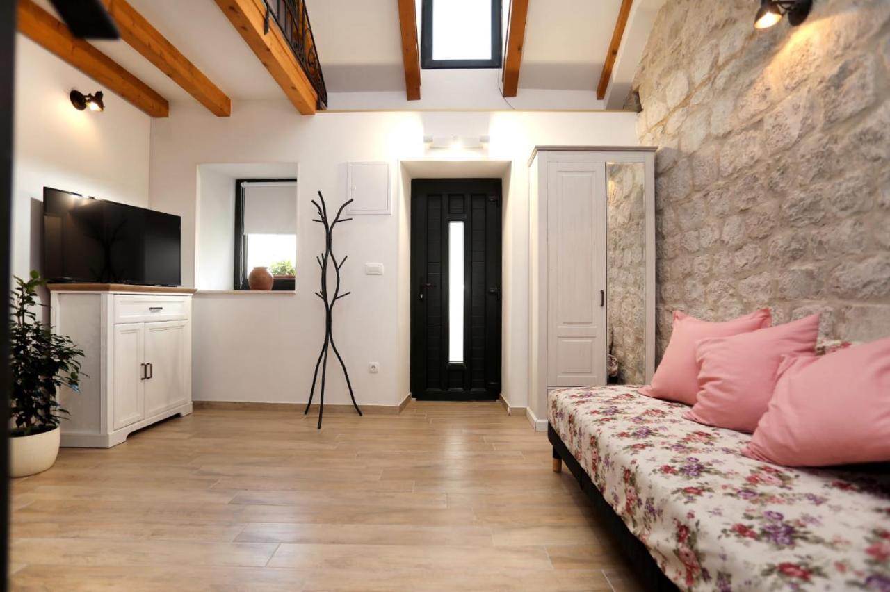 Studio Apartman Mihaella Kaštela Eksteriør bilde